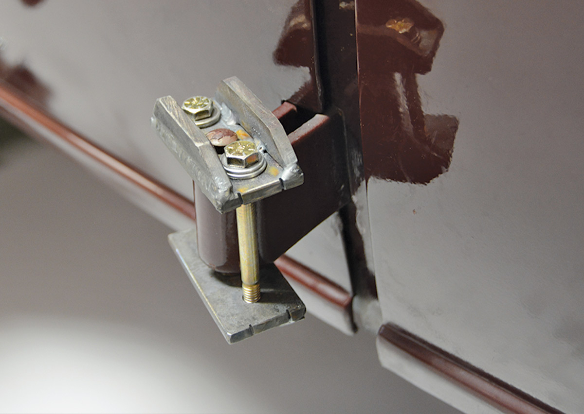 The pin continued to lift out of the hinge