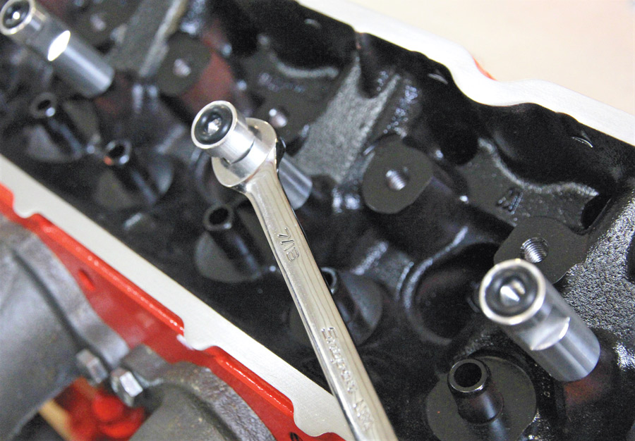 04: A total of eight valve cover stands come with the valve covers and must be installed on the heads
