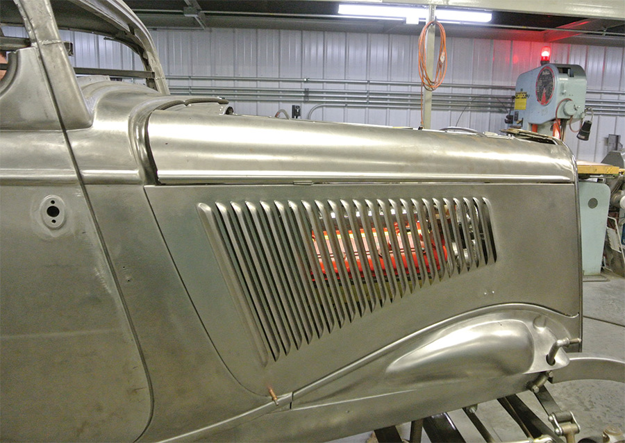 outside panel fitted to the grille shell