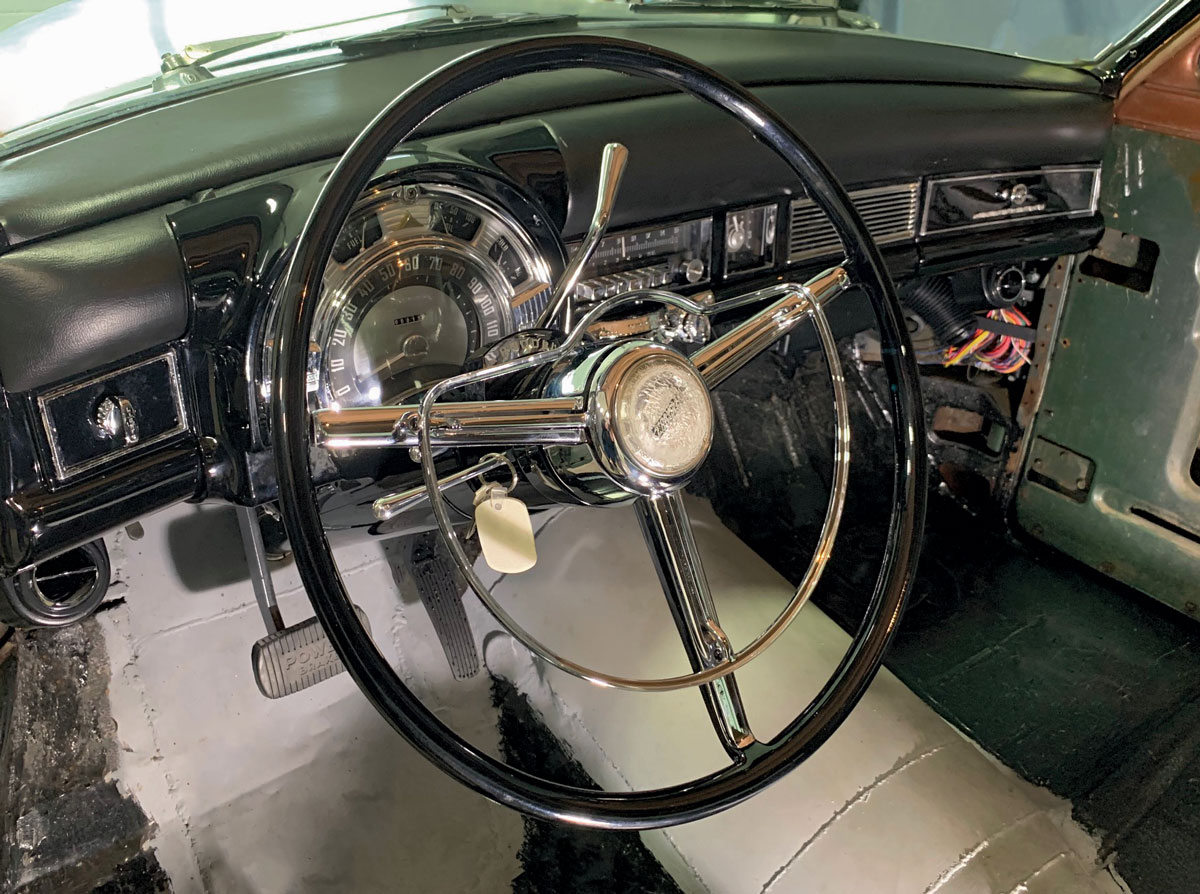 Steering wheel of the Chrysler wagon