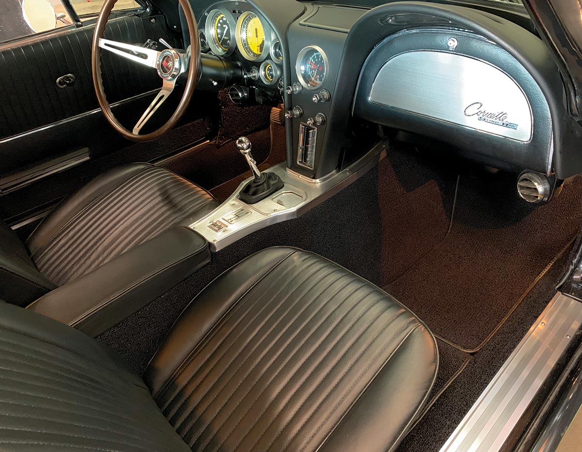 Seats and steering wheel of the Corvette 1963 C2