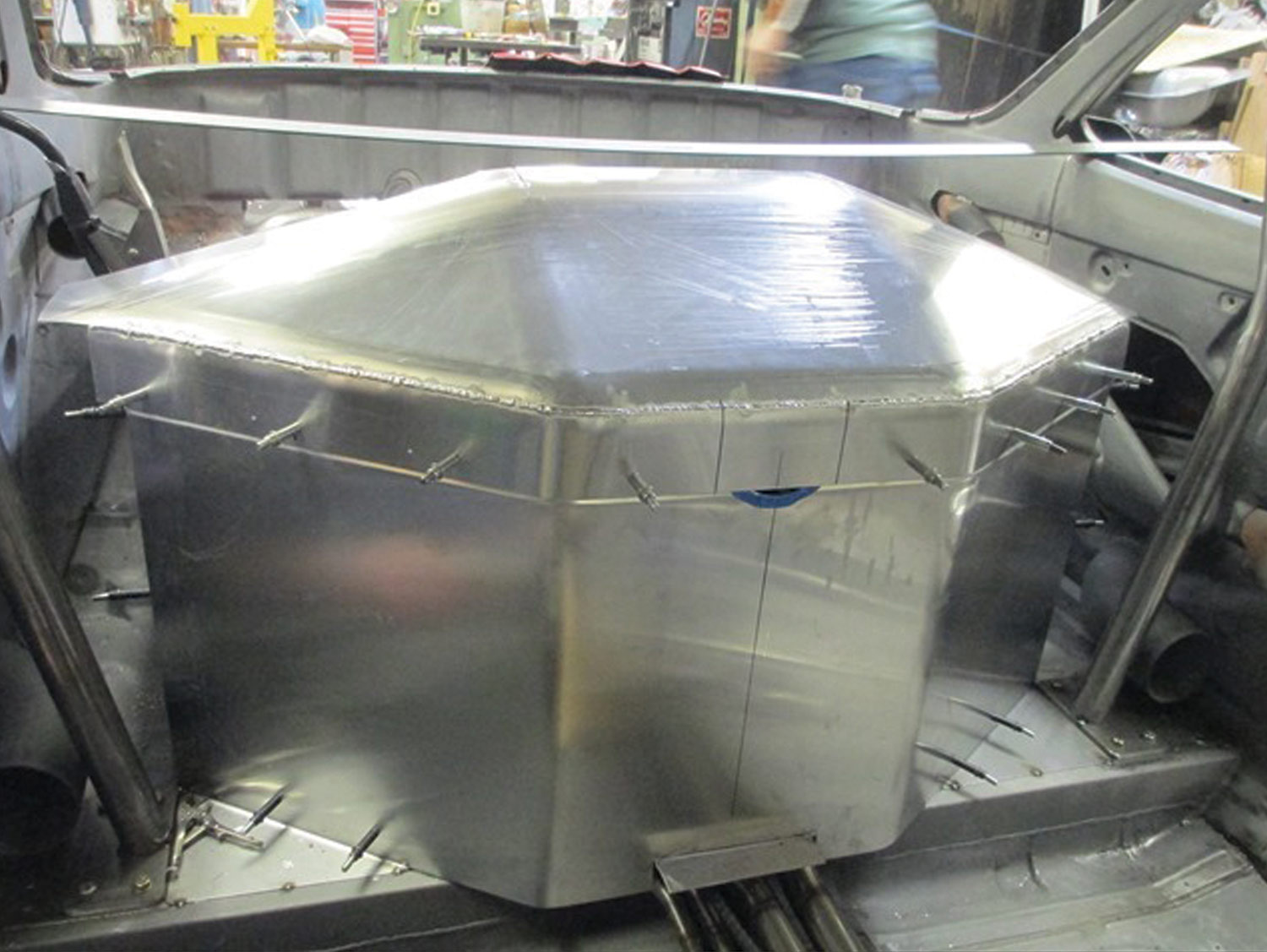 a two-piece aluminum “dog house” fabricated by Marty Strode covers the mid-mounted V-8