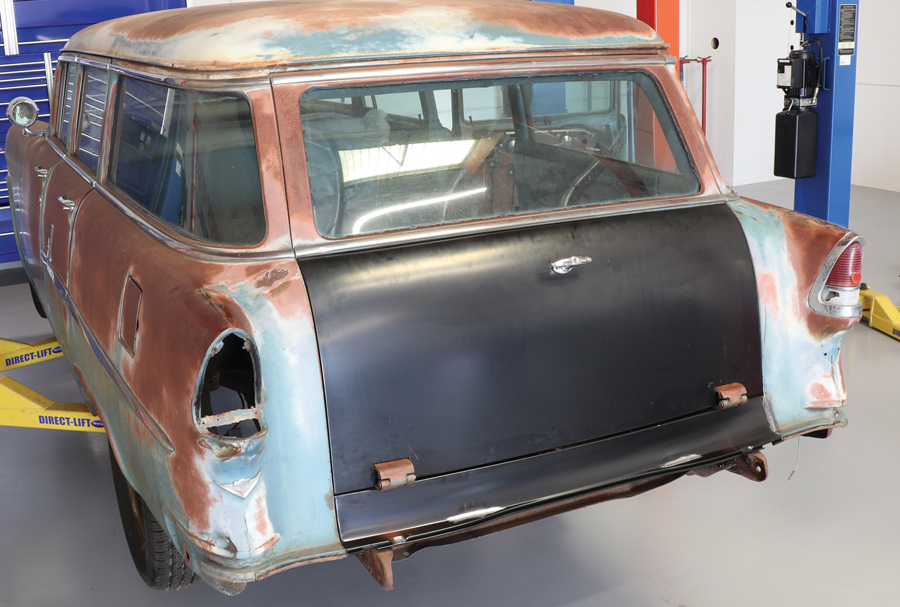 The dilemma: How do we deal with a patina ’55 Chevy wagon and a perfectly brand-new Golden Star tailgate fully appointed with Danchuk accessory items? Stay tuned. Looks good and the gaps are tight. Maybe there’s some well-deserved credit for IJ and Correia in this project–nah, can’t be!