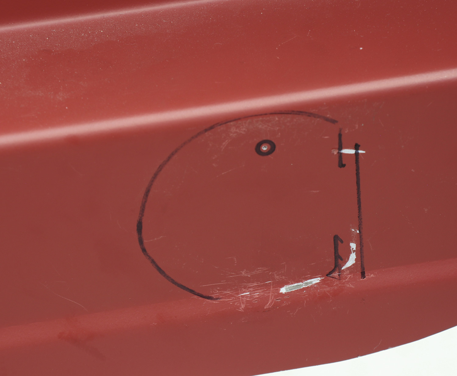 the base of the taillight is traced in trace on the car rear