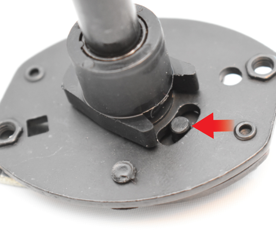 Seen from the bottom, the pin (arrow) attached to the flange on the distributor shaft fits into the slot in the advance plate. It limits the amount of movement, thus the amount of advance that is available. 