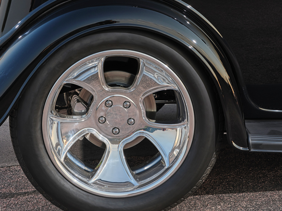 '33 Ford Victoria wheel rim detailing
