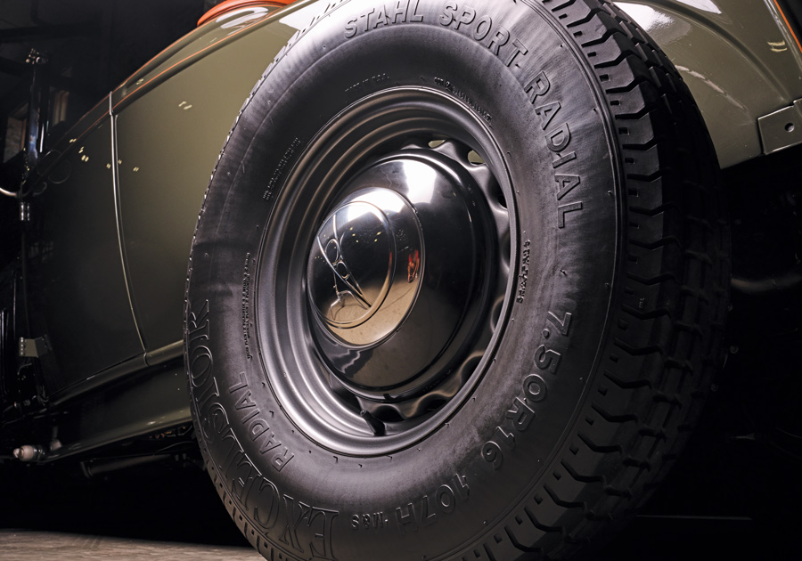 Roadster tire and hubcap