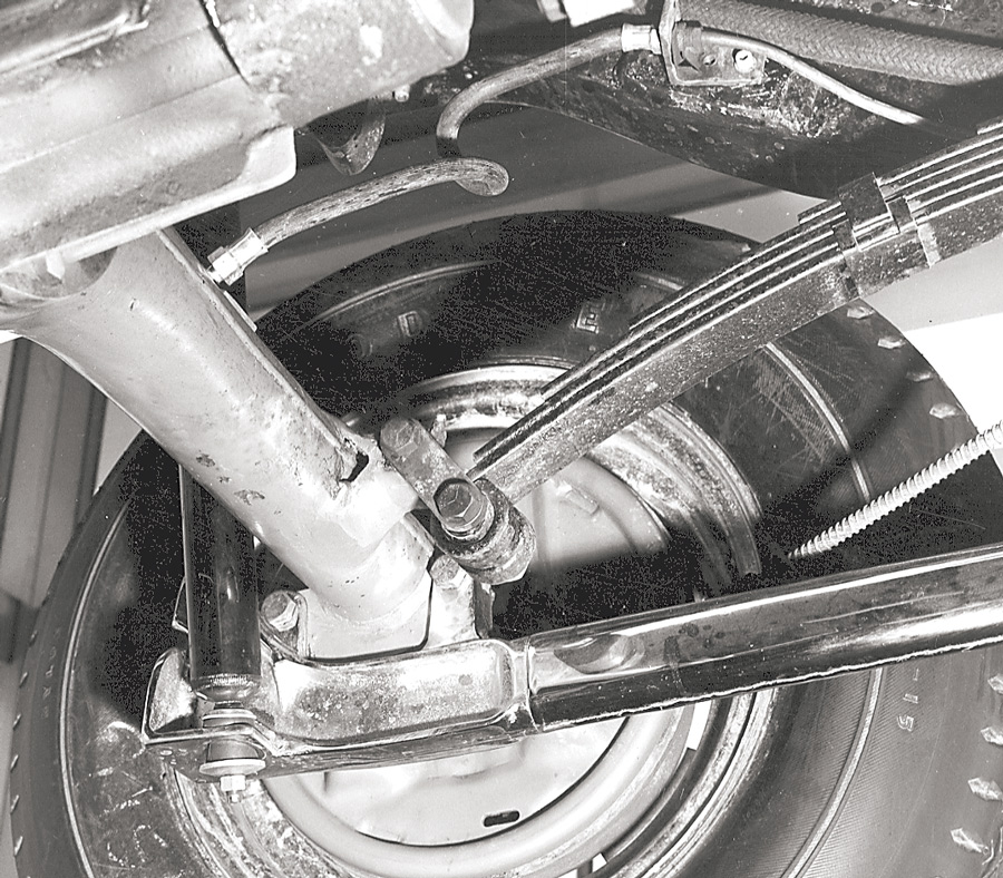 As the axle was located by radius rods, the quarter-elliptic springs under McMullen’s roadster were attached to the rearend with shackles to allow them to move freely.
