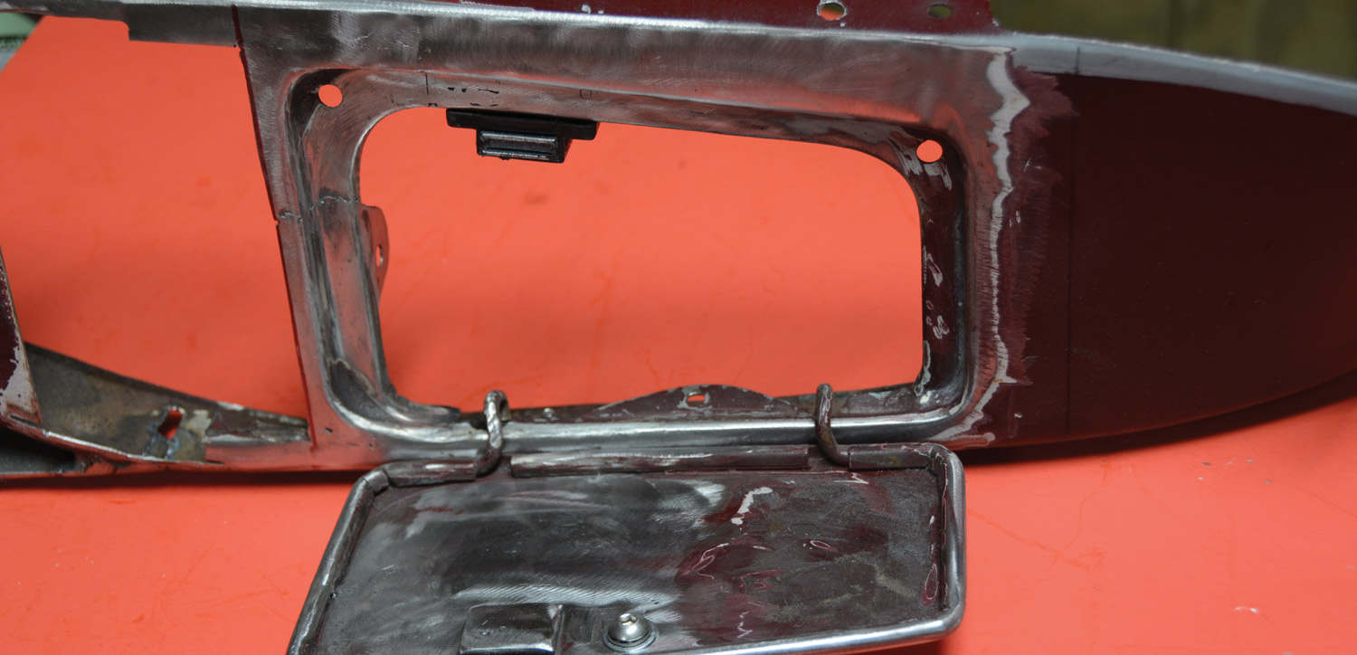 latch mechanism of glovebox door
