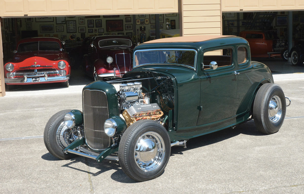 3/4 shot of ’32<br />
Ford
