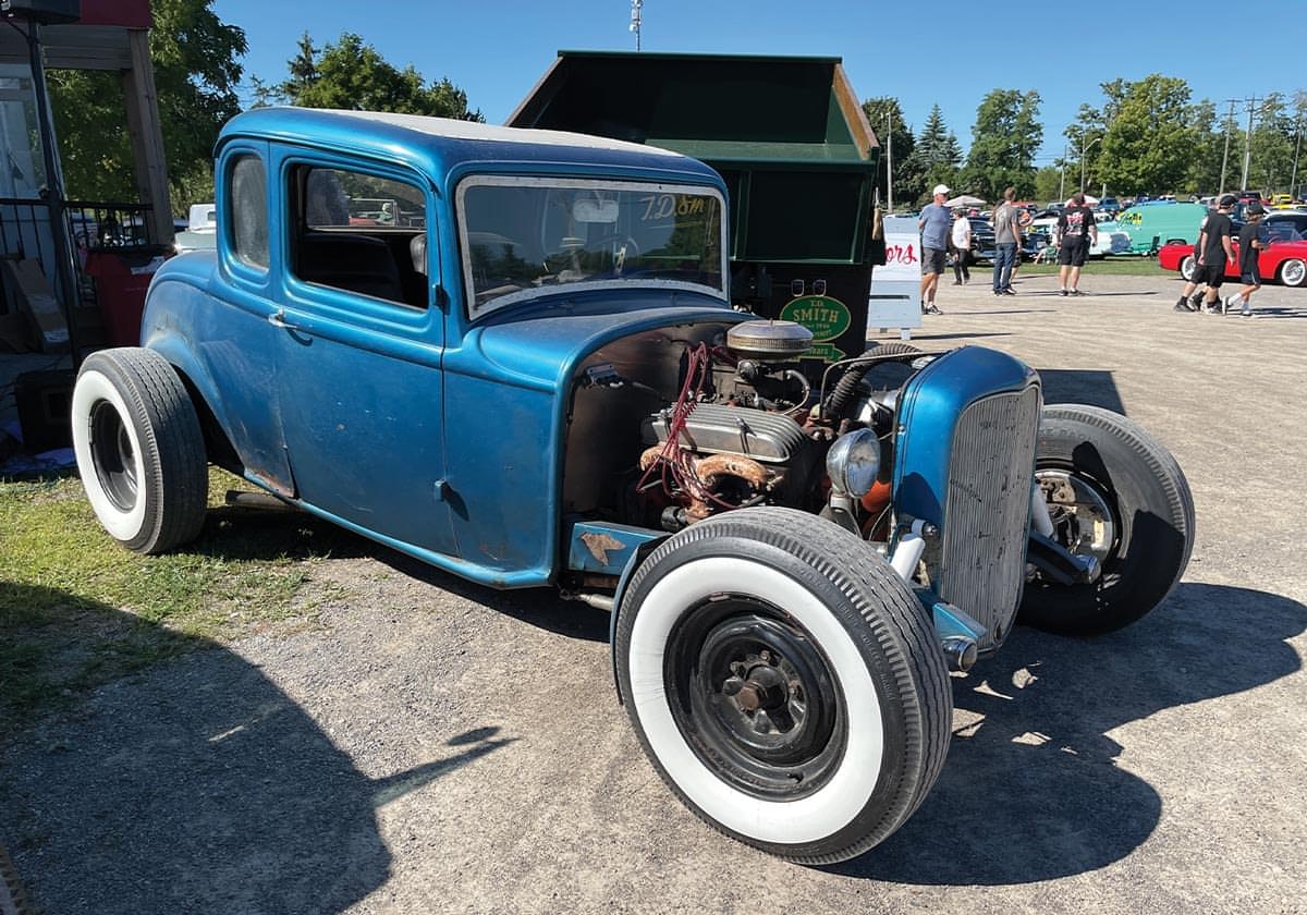 a metallic blue patina ’32 Ford coupe with the hood removed