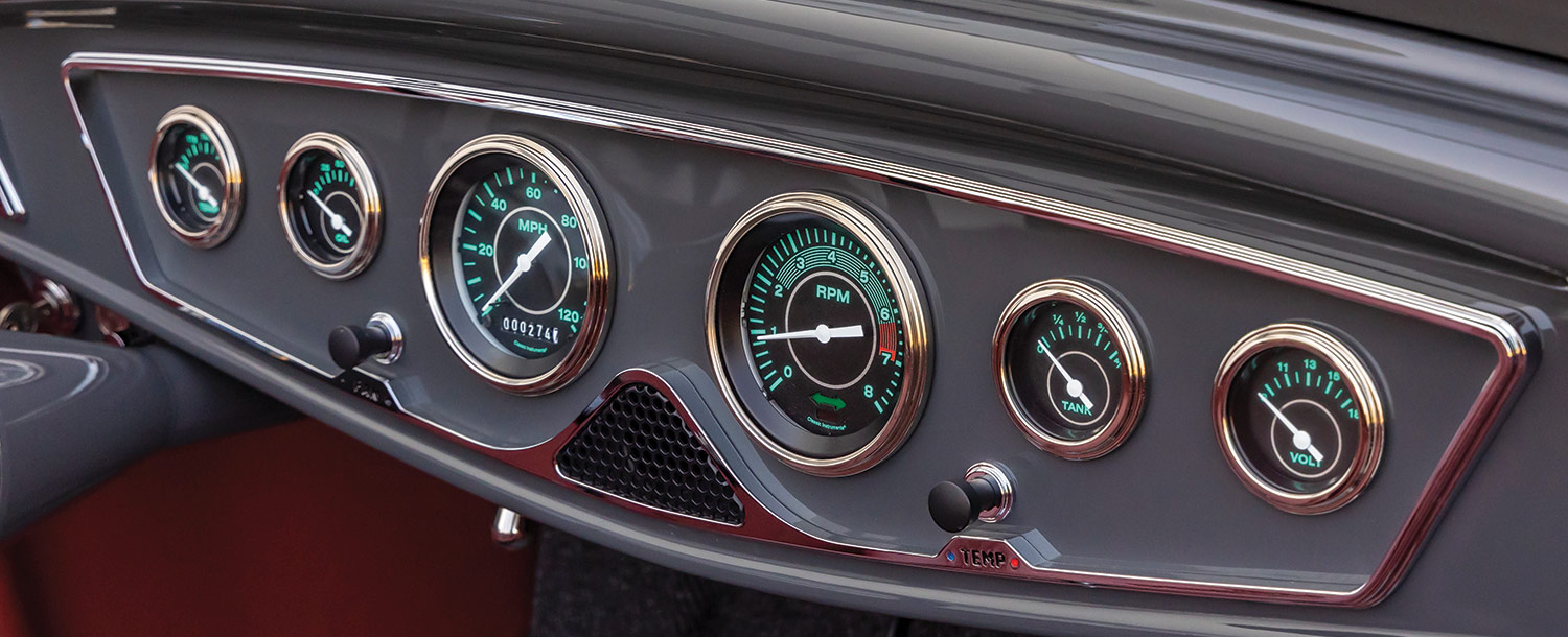 the ’32 Ford roadster's dashboard gauges