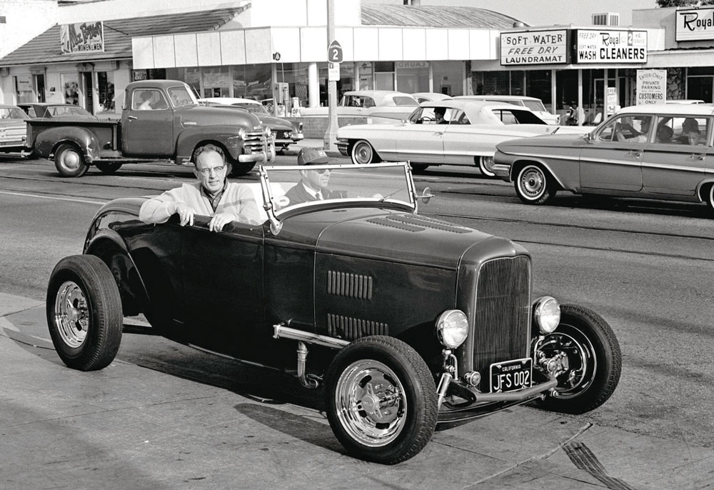 vintage photo in black and white of '60s L.A. Roadsters Run