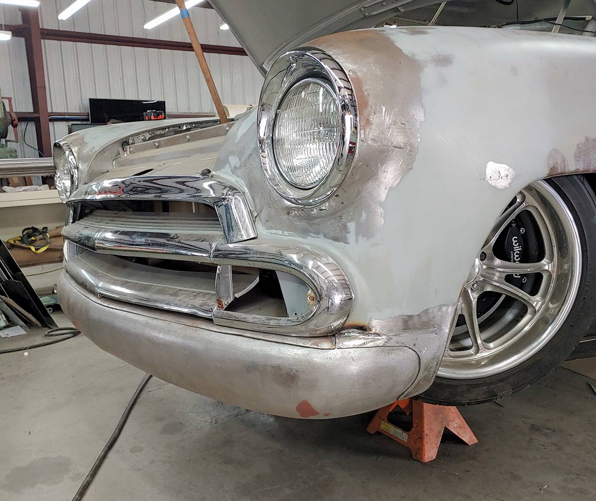 Here we see the finished modification. The ’55 Olds headlight rings are elegant and provide the perfect recess for the seal beam headlights. Note the beautifully tucked front bumper.