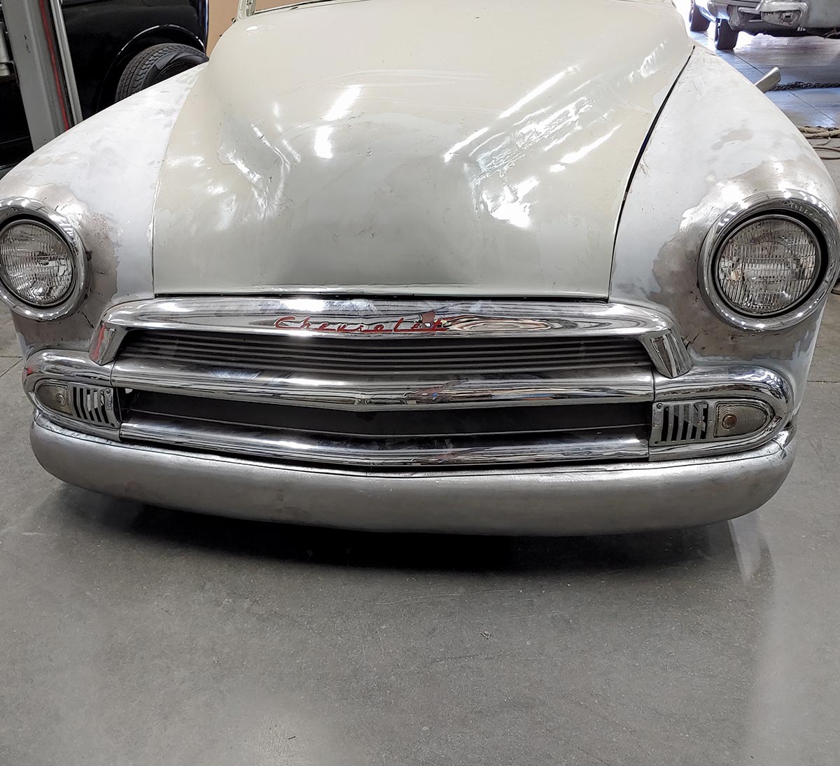 The headlights and front bumper improve the already-clean design of the ’51 Chevrolet. The mildly pancaked and filled hood adds a modern profile to the front sheetmetal.