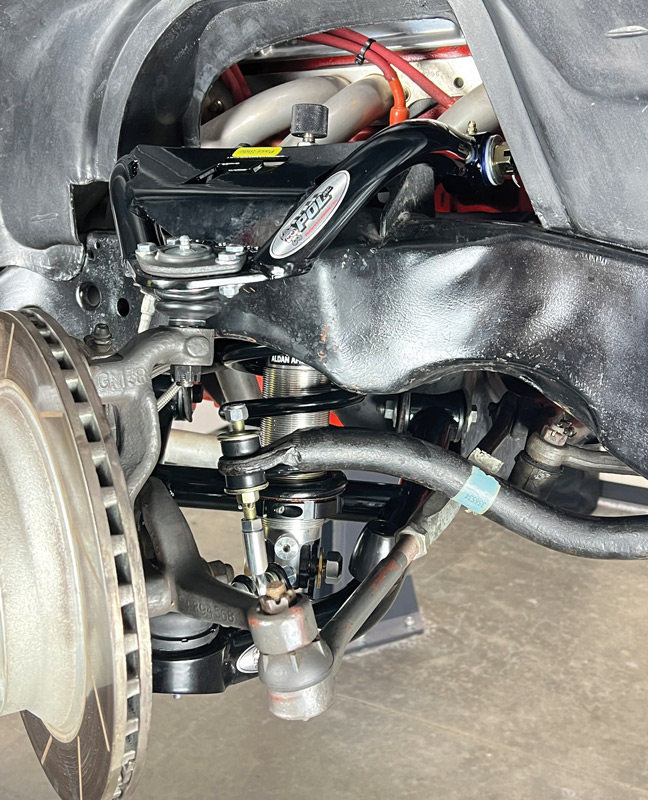 Here’s the completed frontend installation. The kit includes new links for the antiroll bar.