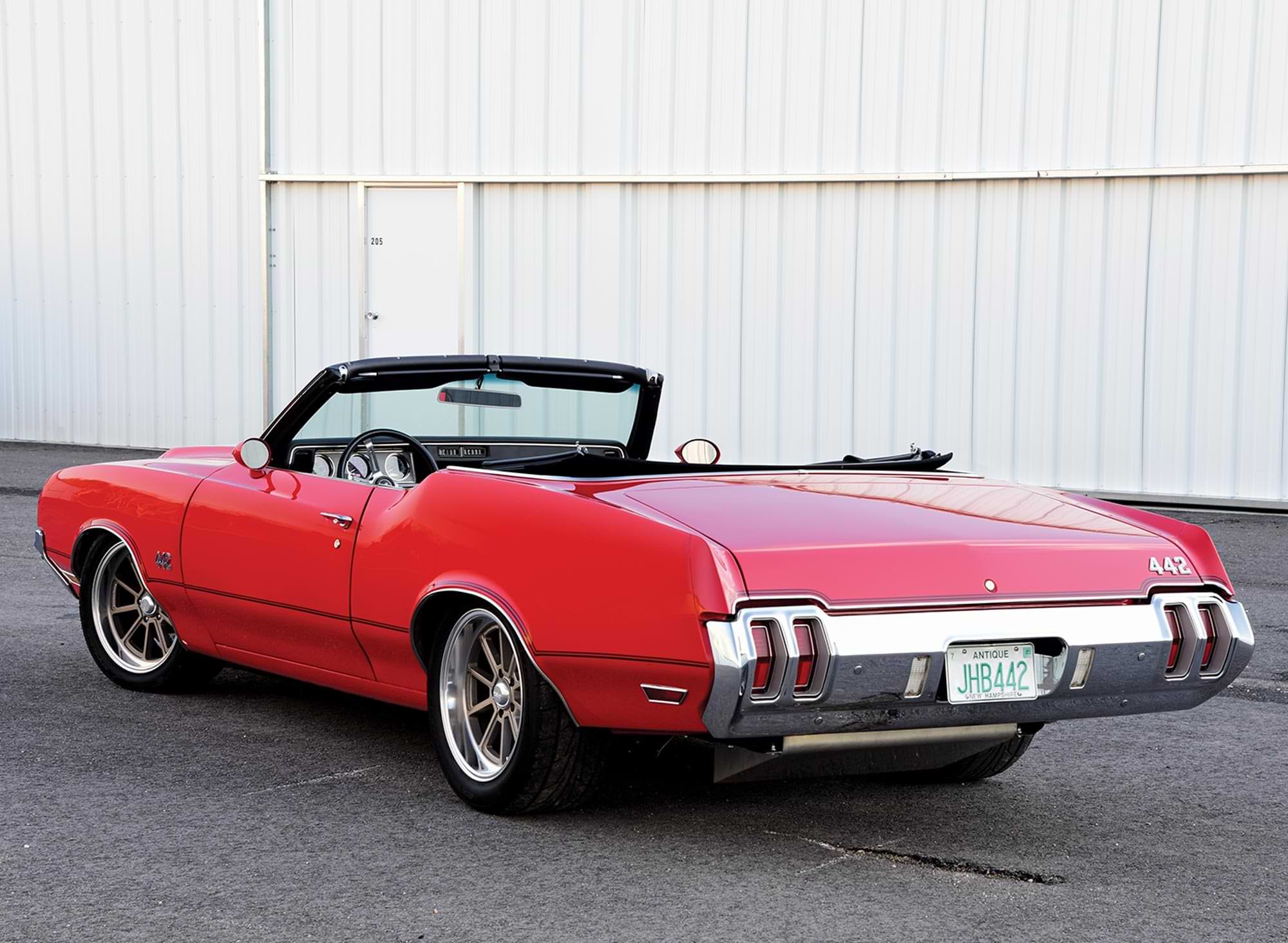 3/4ths rear drivers side rear view of the ’70 Olds 4-4-2