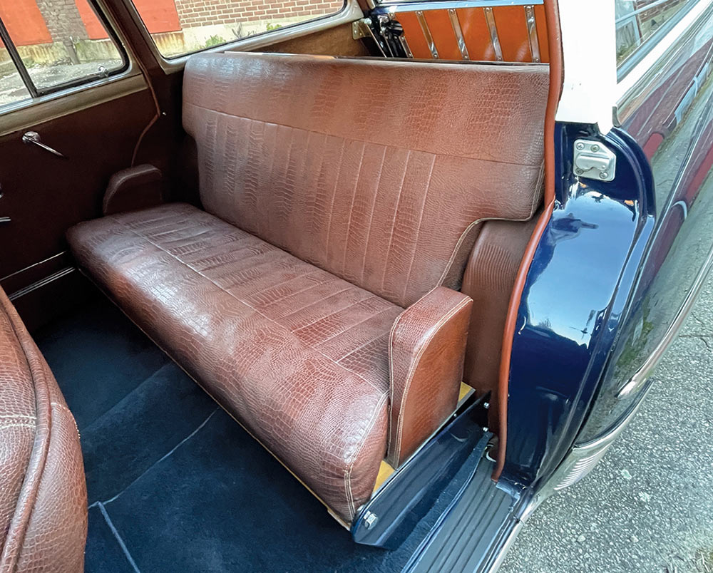Rear bench seat