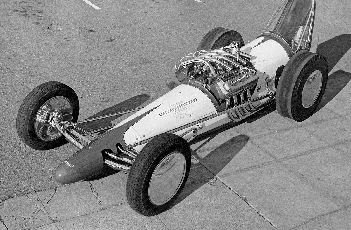 Black & white photograph of a similar treatment on one of Romeo Palamides’ showy dragsters from the late ’50s/early ’60s.