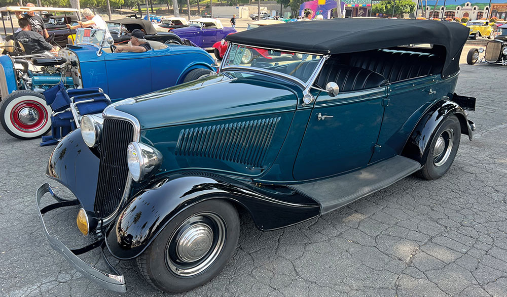 Dark cobalt blue '34 Ford phaeton with black fenders