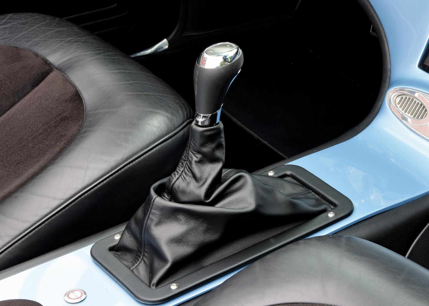the LT4 Supercharged ’65 Chevy Impala SS gear stick
