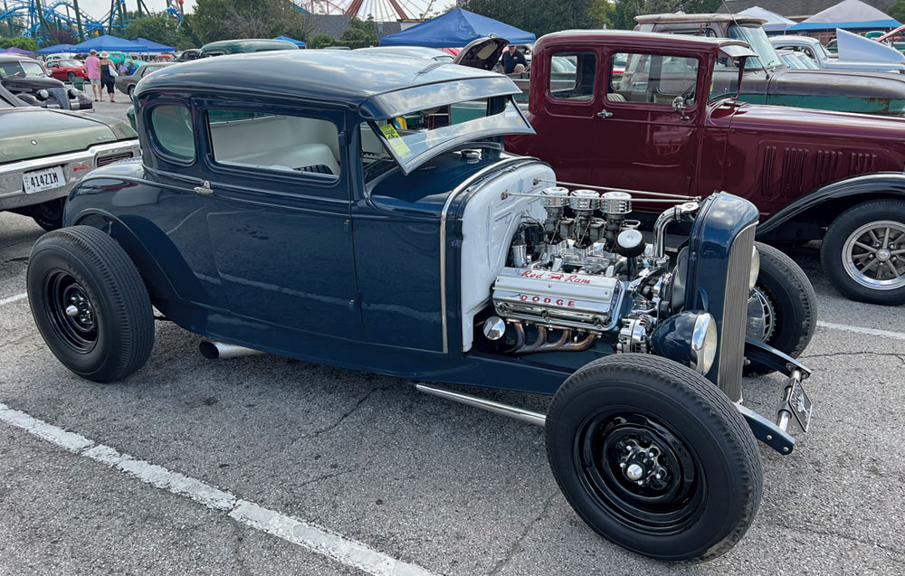 Navy blue '31 Ford highboy coupe 