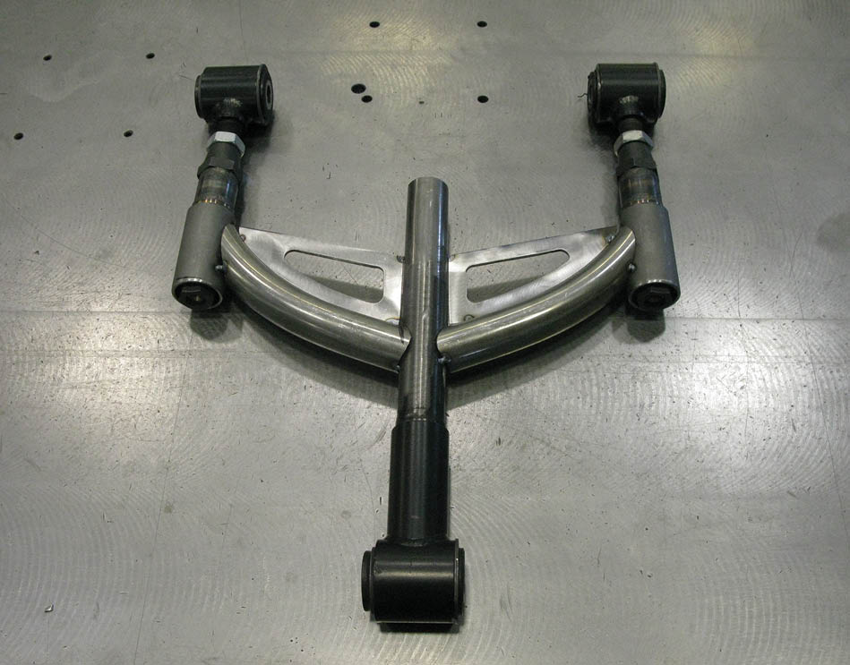 This custom DSE designed three-point wing works in conjunction with two lower bars and a Panhard bar to locate the rear axle. DSE Swivel Link Technology makes this system possible.
