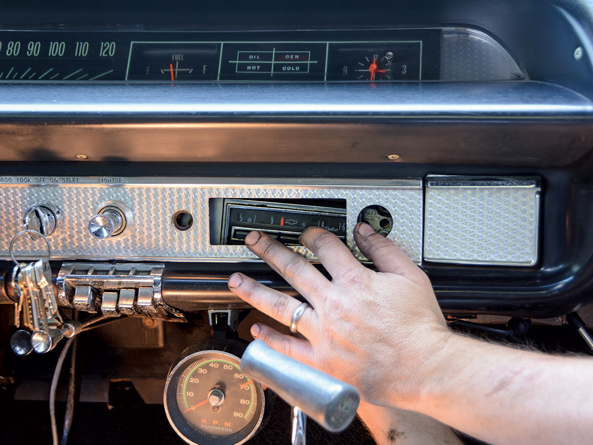 hand pushing radio back into the front of the car to remove it 