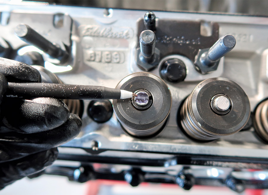 tip of the roller making contact with the tip of the valve