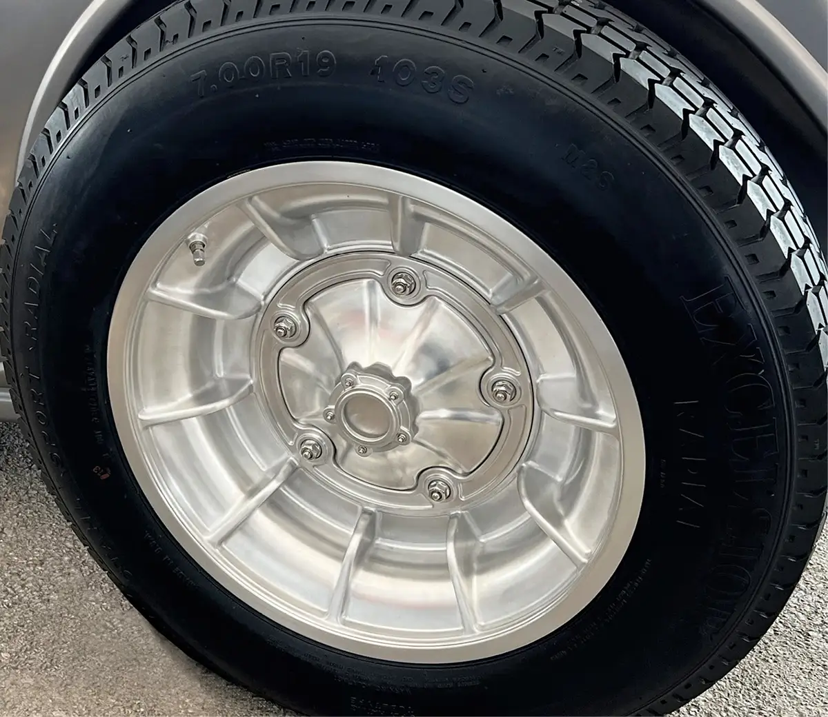 The wheels pay tribute to the wide-five pattern used on the original Ford wheels from 1936.