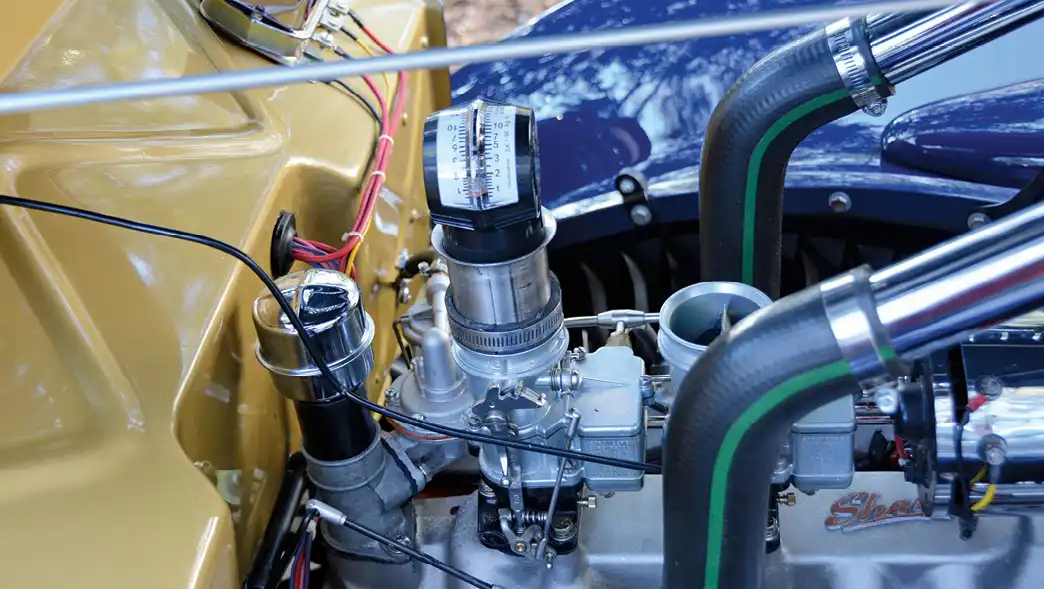 With the fuel mixture adjusted, we turned our attention to using our newly adapted flowmeter on the rear carburetor. This gauge measures Kg/min, but that doesn’t matter; what we want is the same number on each carburetor. Note how nicely the unit sits atop the Stromberg.