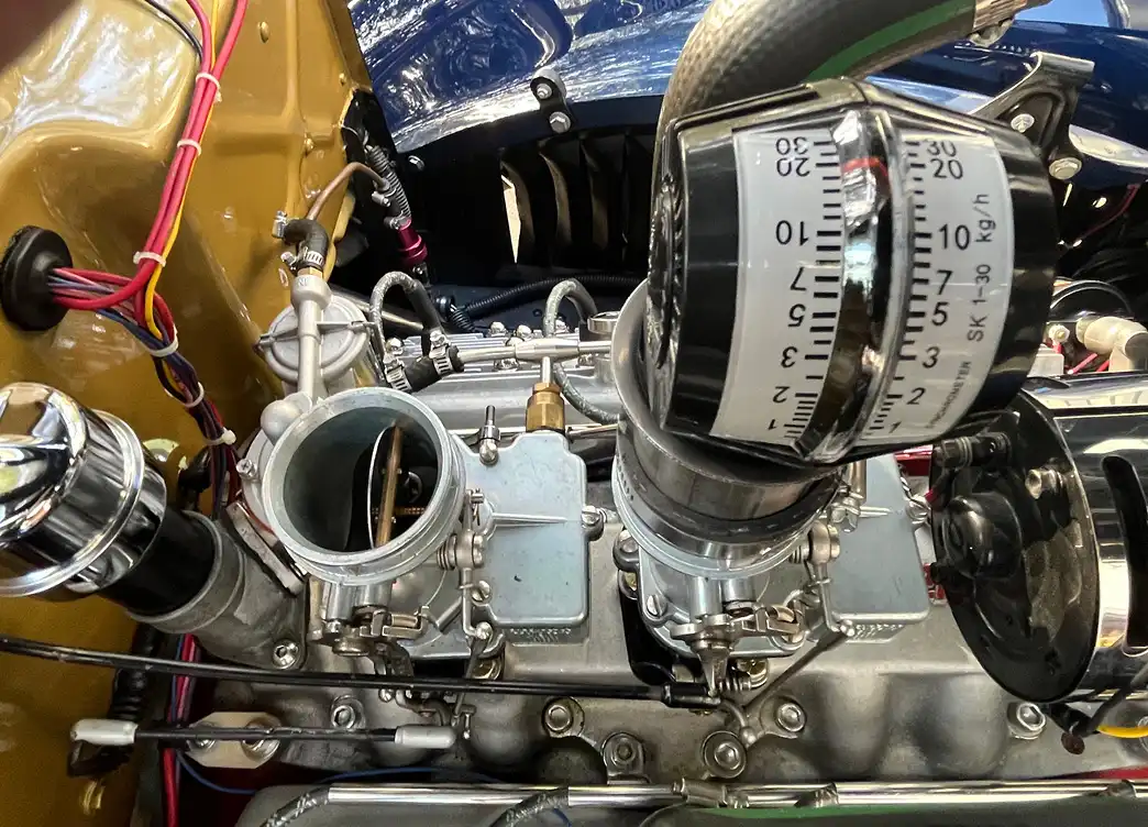 The front carburetor registered 21 Kg/min, so some adjustments were in order.