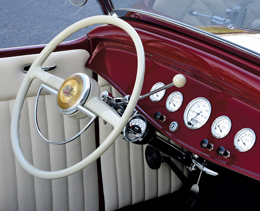 steering wheel in white on '32 Ford