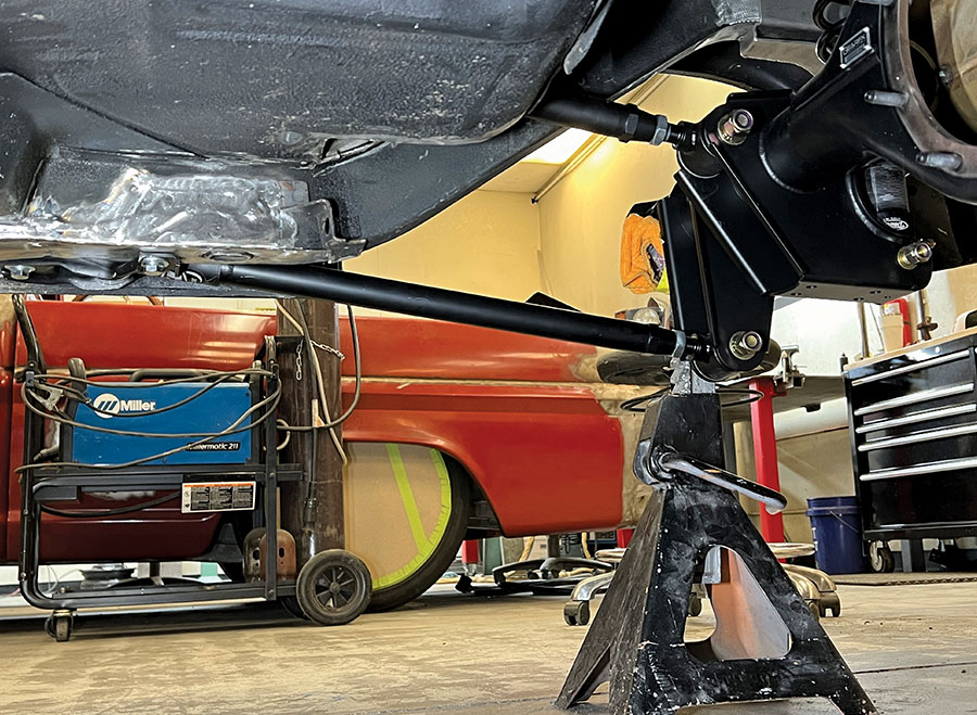 Here’s a look at the relationship between the shorter upper links and longer lower links of the QuadraLink suspension. No chance for binding here.