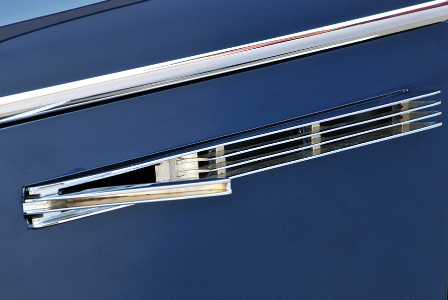closeup of metal detailing on 1939 Buick