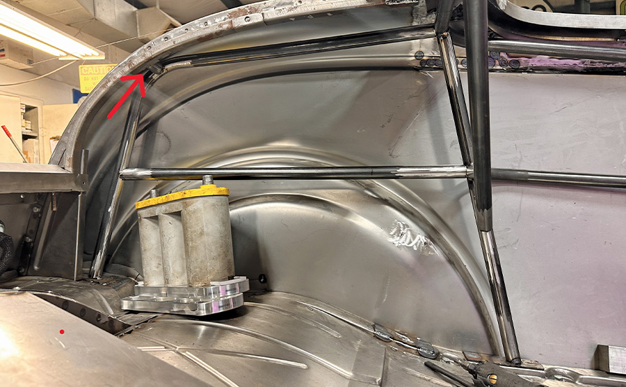 red arrow pointing to the upper bar connecting to the body at the decklid gutter area