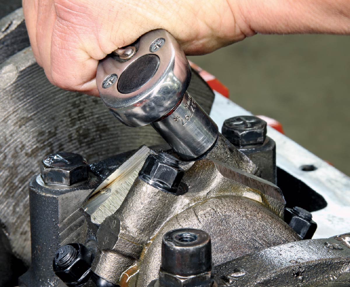 Torqueing Mopar 340 connecting rod bolts during engine assembly