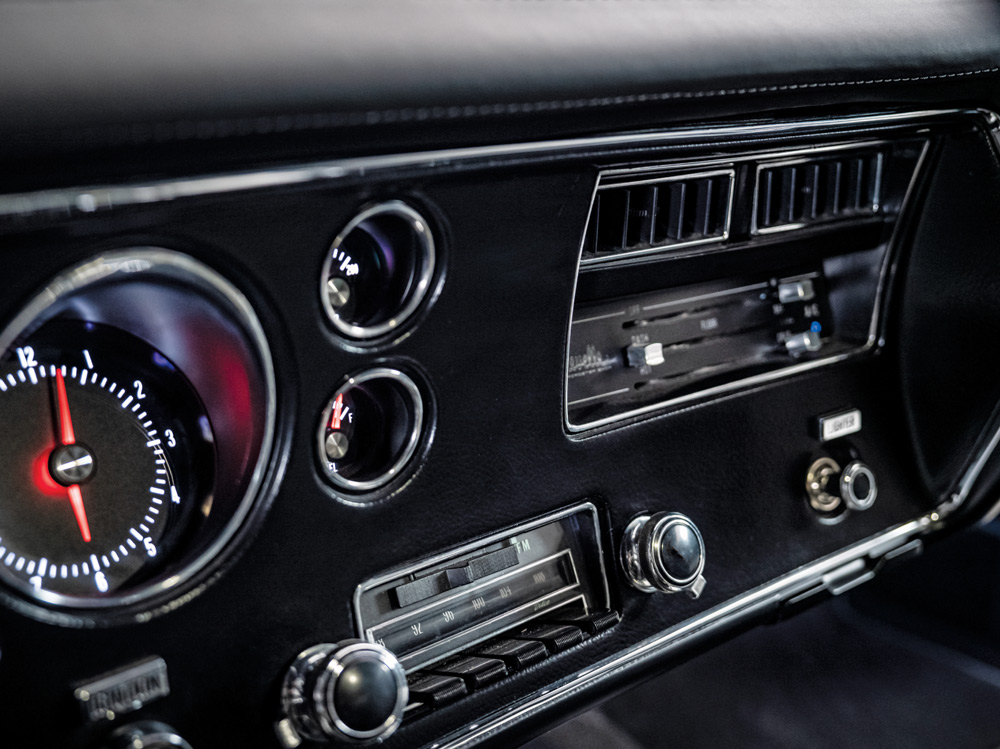 1970 Chevelle SS center dash AC vents vintage radio