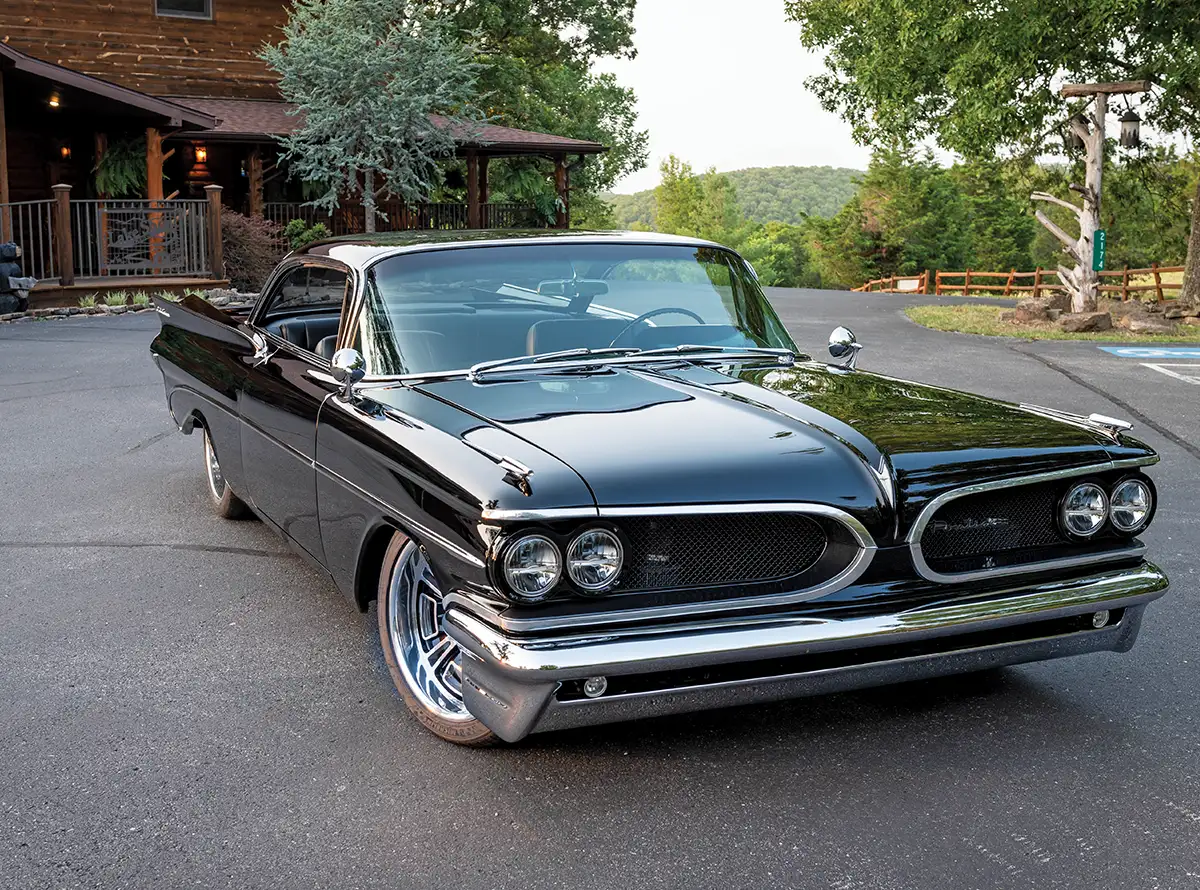 1959 Pontiac Catalina front end features mesh grille and quad headlights with lowered stance