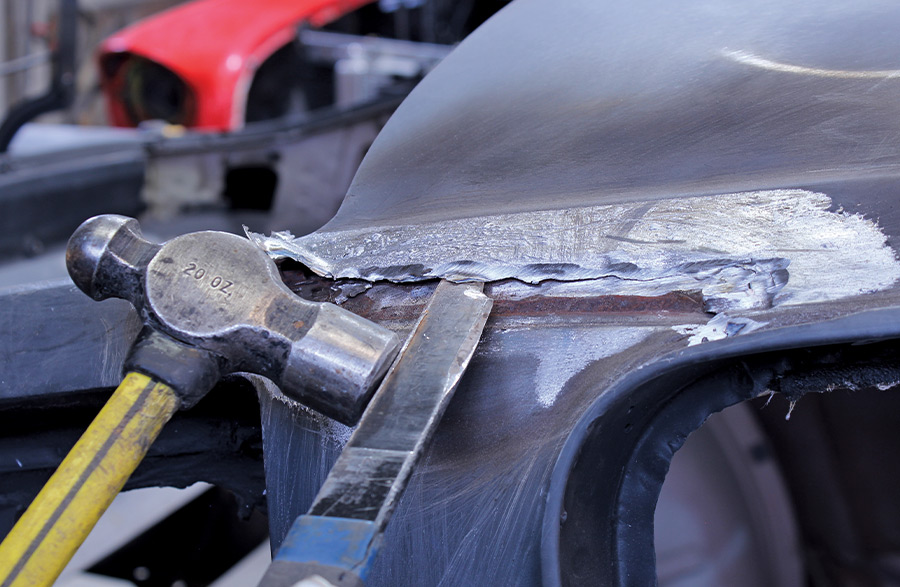Seam is chiseled to separate the spot-welded joint between roof and pillar