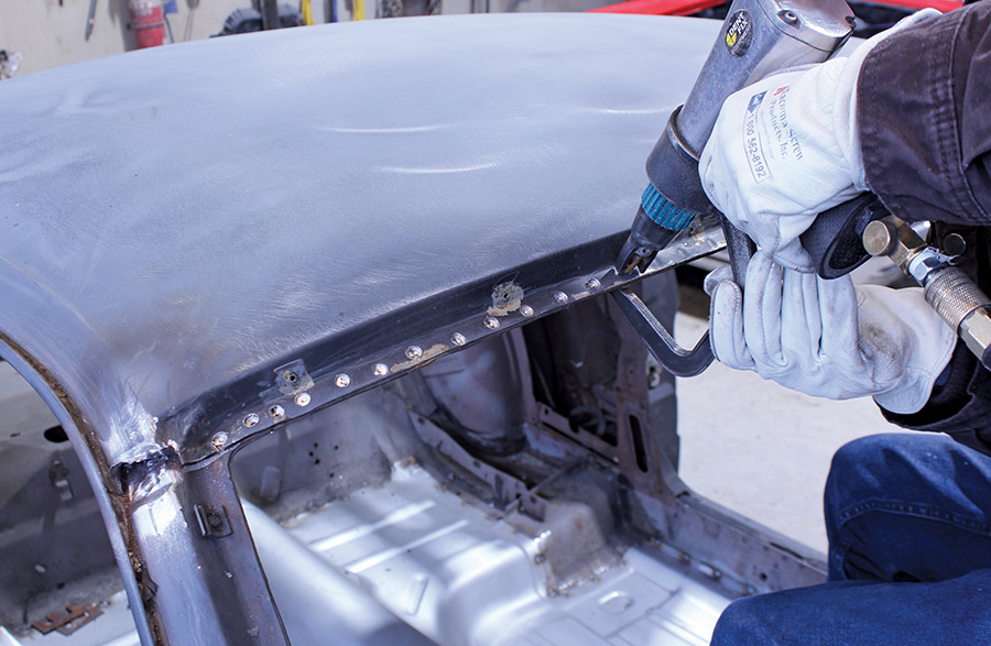 Spot weld cutter tool removes roof flange welds along windshield frame