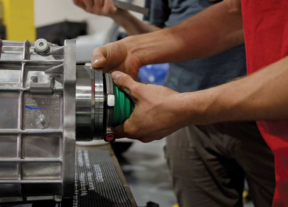 Adjusting the hydraulic throw-out bearing on the TREMEC input shaft