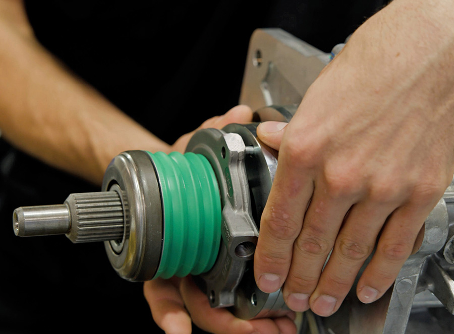 Detail of the hydraulic throw-out bearing installed on the transmission