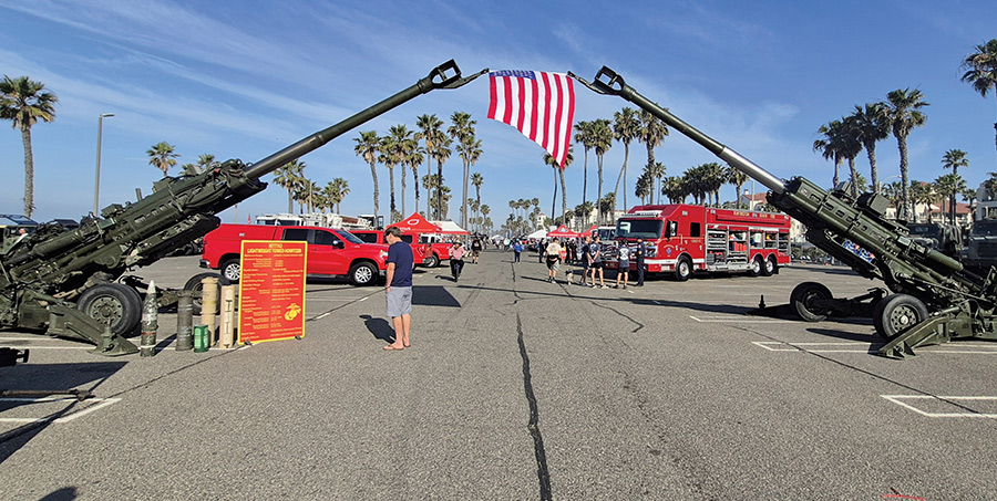 Two US Marine Corps howitzers flanking a US flag