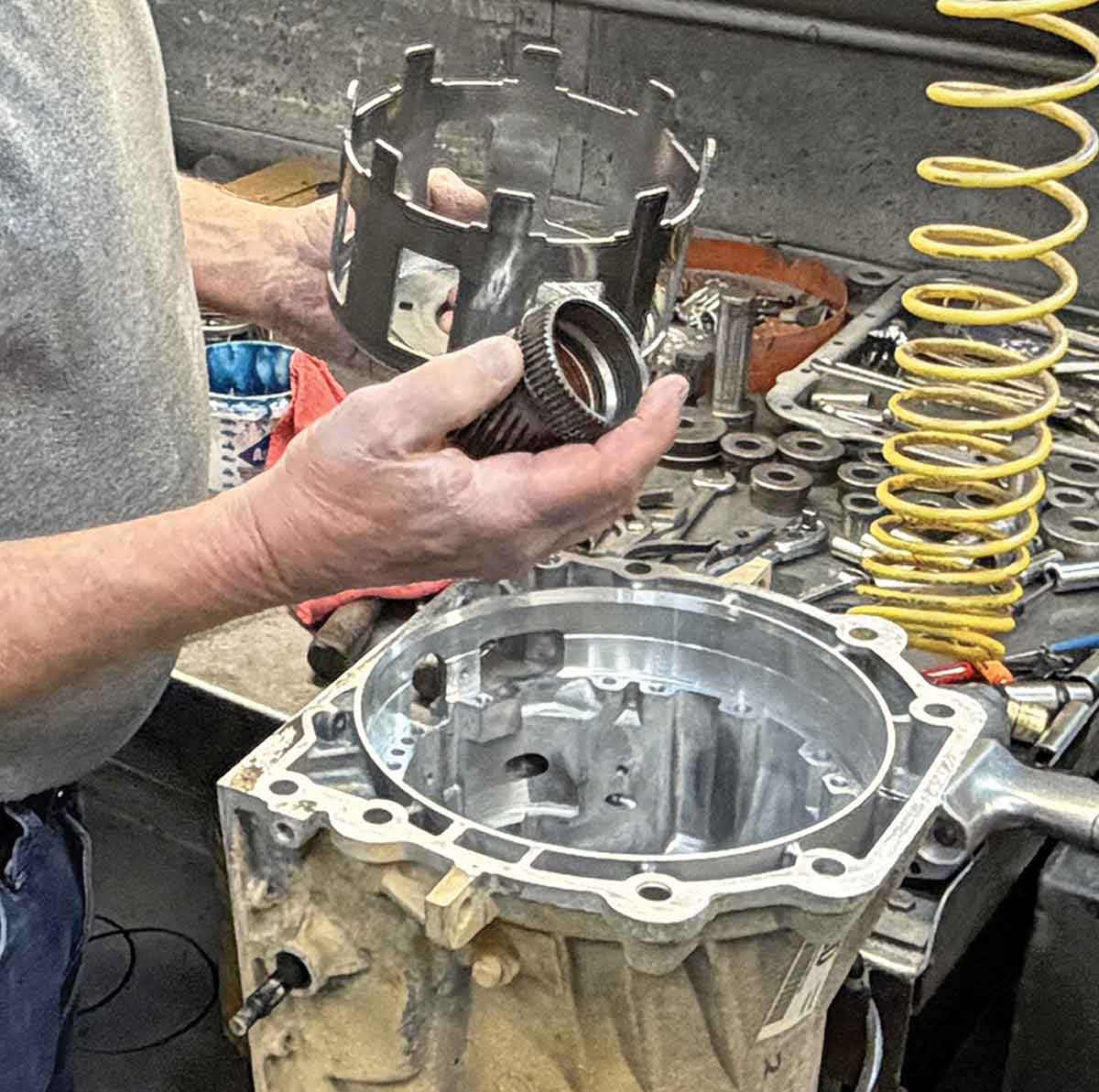 Comparing 4L60E sun shell and splined components.